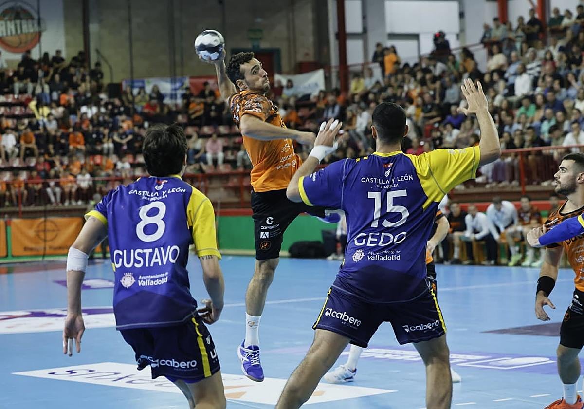 Andrés Moyano, lateral derecho del Bathco, se eleva para disparar por encima de Gedo y Gustavo.