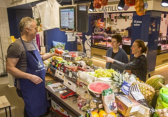 A Juan Manuel Bordás, de la Frutería Angelines de Puertochico, no le convence mucho el McDonald's.