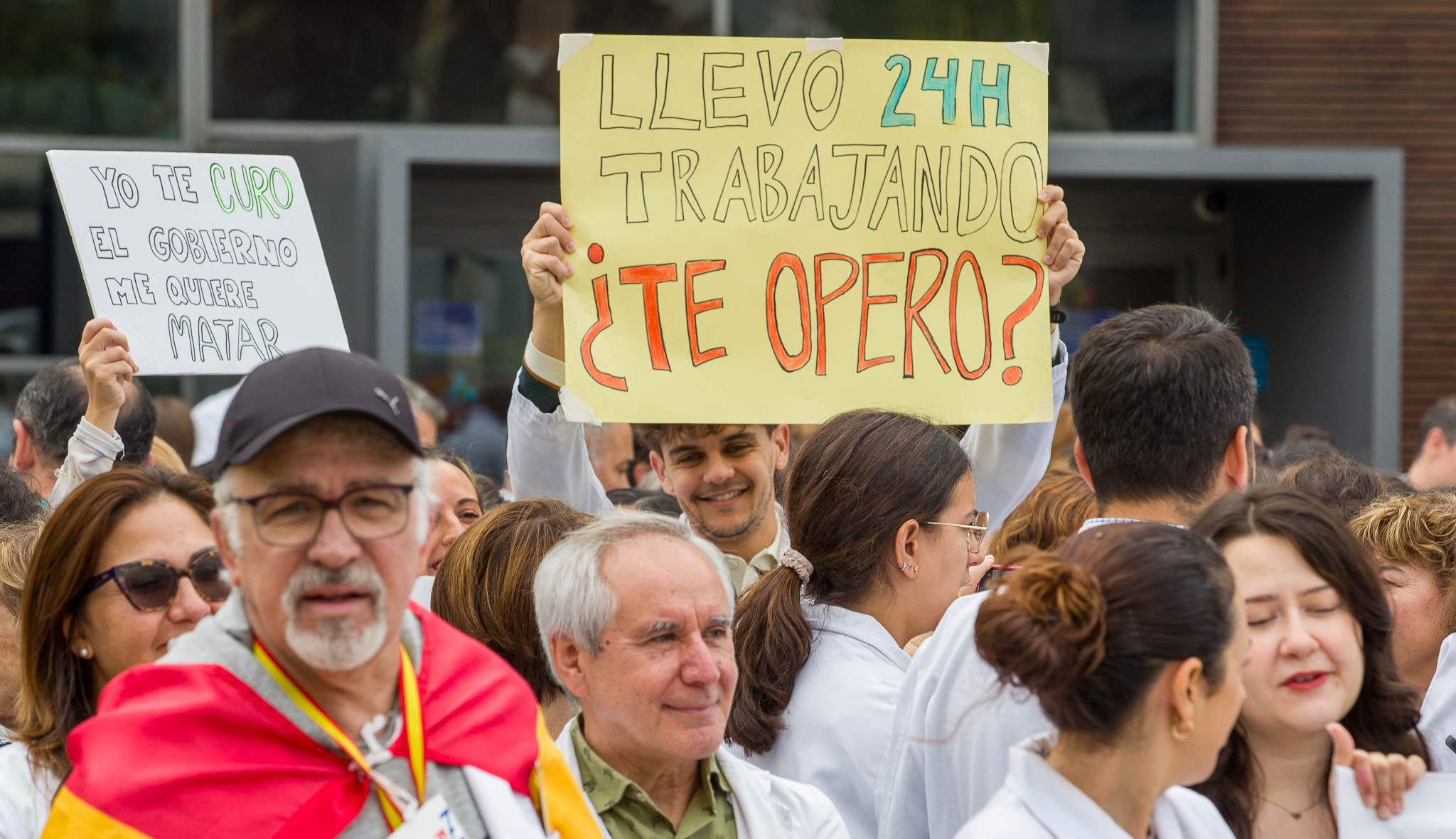 'Llevo 24 horas trabajando, ¿te opero?' eran algunos de los lemas que se podían leer.