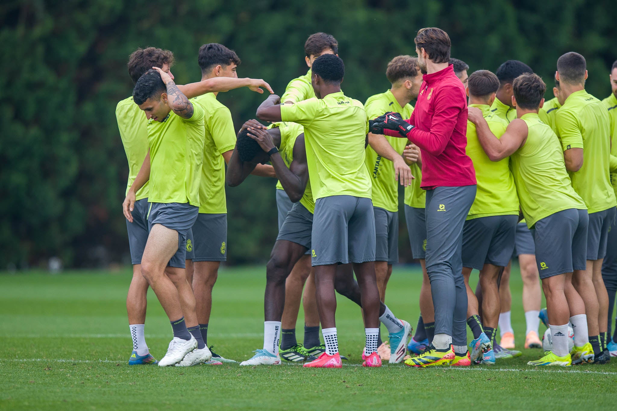 Los jugadores del Racing hacen el pasillo a Gustavo Puerta y Maguette para darles 'collejas' como es costumbre cada vez que un jugador regresa de una de lesión, aunque Maguette ya tuvo minutos la pasada jornada