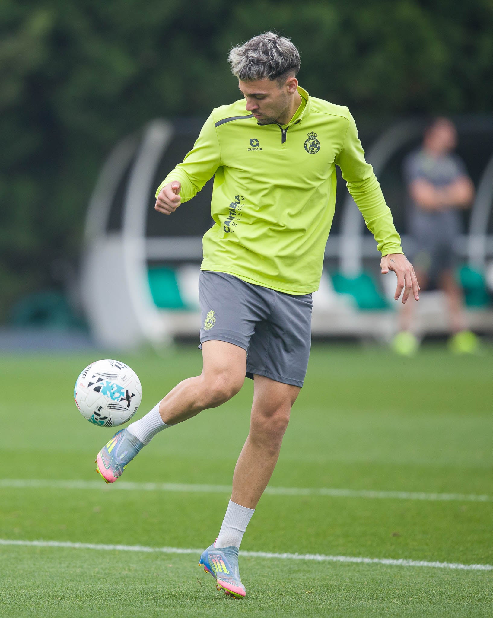 Arana controla el balón