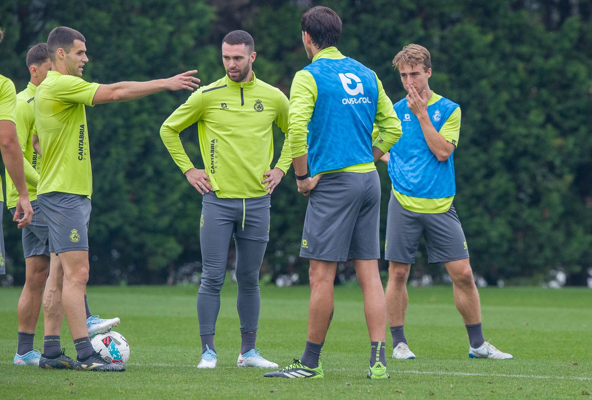 Mantilla charla con Manu Hernando, Facu, de espaldas, y Javi Castro