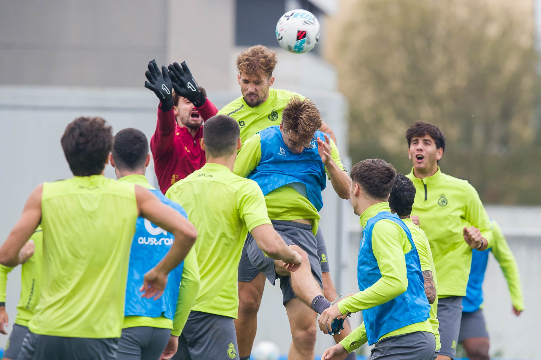 Pablo Ramón y Javi Castro saltan para cabecear al balón, y en un segundo plano también lo hace Ezkieta para detener la pelota