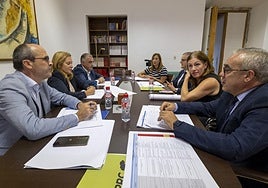 De izquierda a derecha, Juan José Alonso, María José González Revuelta, Roberto Media, María Higuera, José Antonio Cobo, Rosa Díaz y Pedro Hernando, ayer, en la reunión PP-PRC.