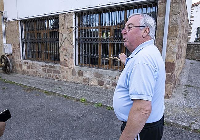 Jesús Ramos, vecino de Lantueno, muestra el teleclub donde está el bar.