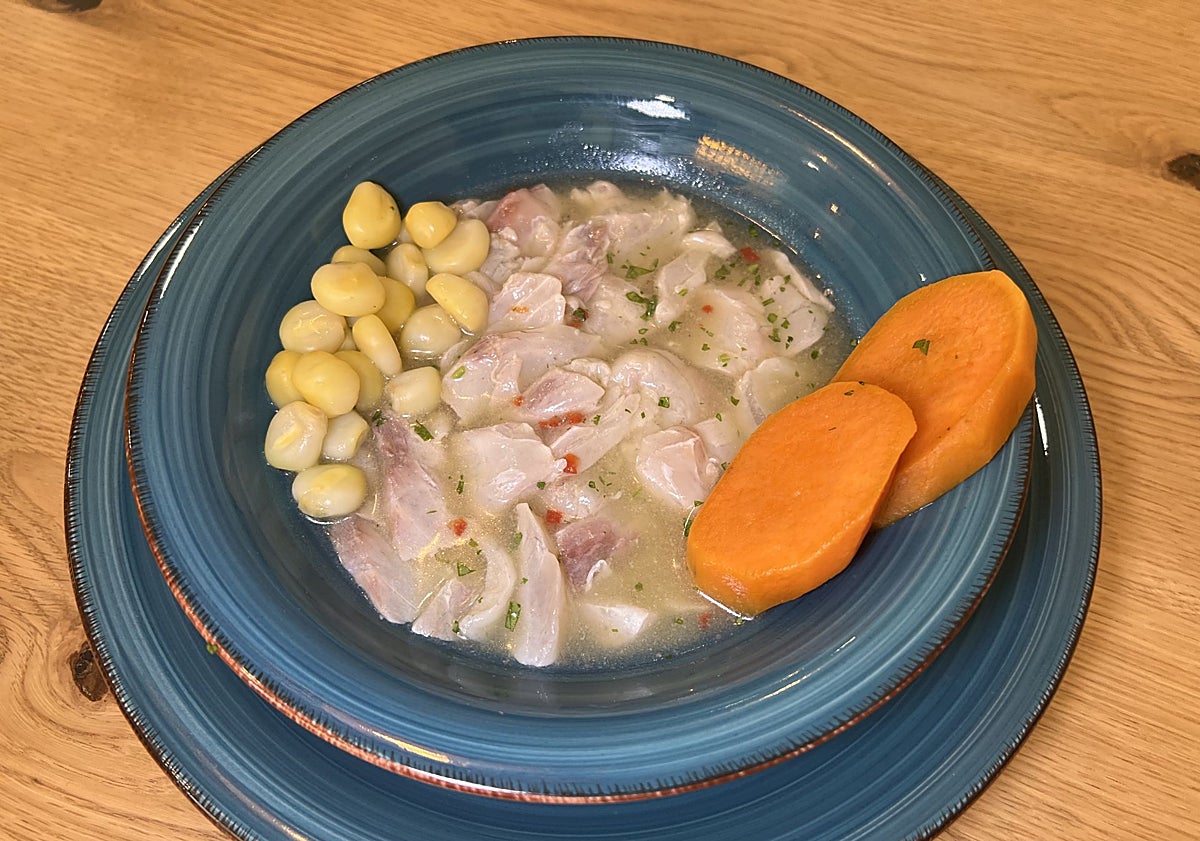 Imagen principal - Ceviche clásico de corvina, sanguchón de cerdo y causa limeña.