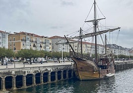 La réplica de la Nao Santa María, atracada ayer en el muelle de Calderón, en Santander.