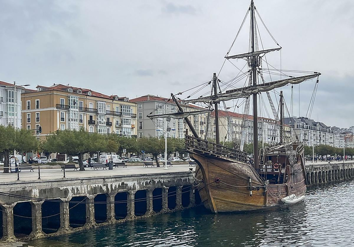 La réplica de la Nao Santa María, atracada ayer en el muelle de Calderón, en Santander.
