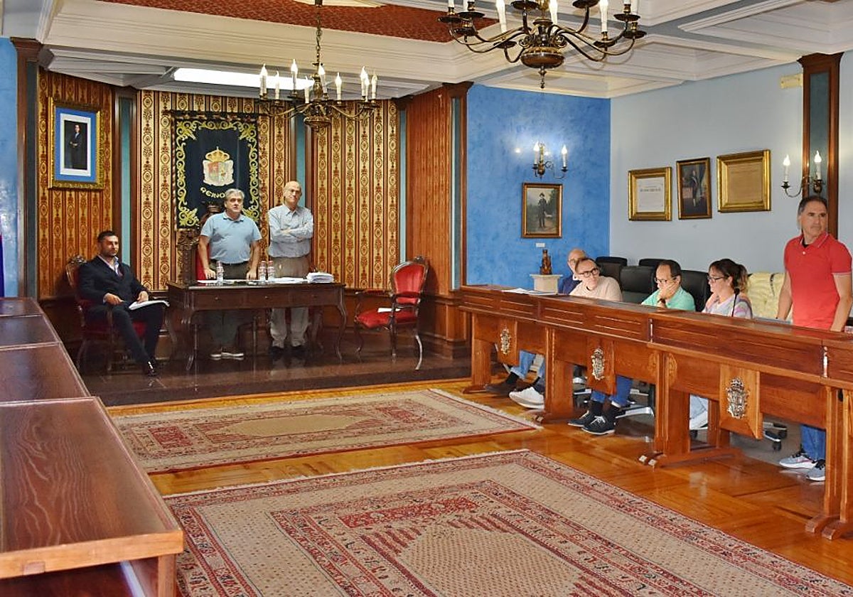 En la sesión plenaria tomó posesión de su acta como concejal por Reinosa en Común Jaime Matesanz (a la derecha).