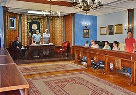 En la sesión plenaria tomó posesión de su acta como concejal por Reinosa en Común Jaime Matesanz (a la derecha).