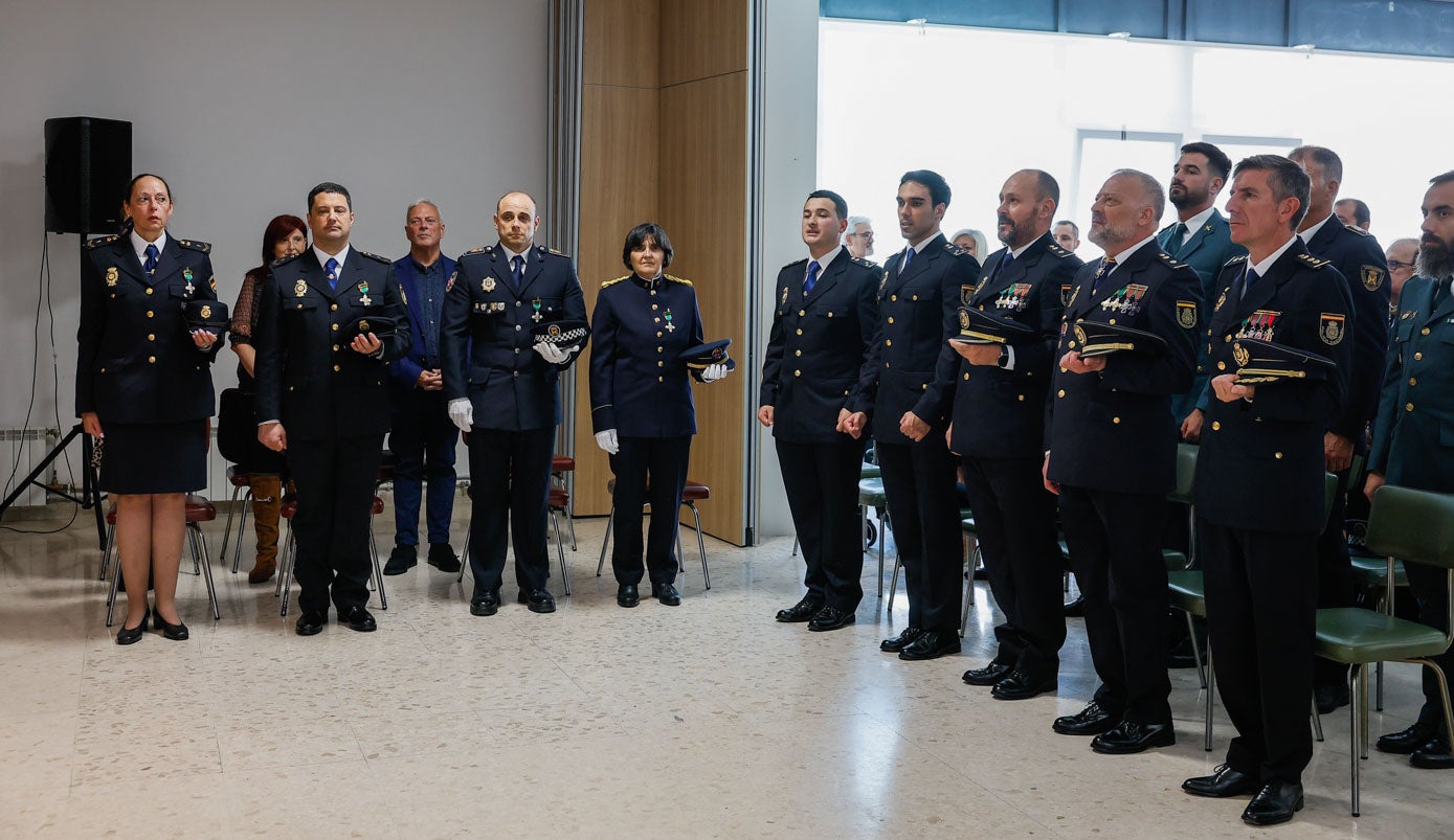 Las primeras filas fueron ocupadas por agentes del cuerpo y por compañeros de la Policía Local y la Guardia Civil, entre otros.