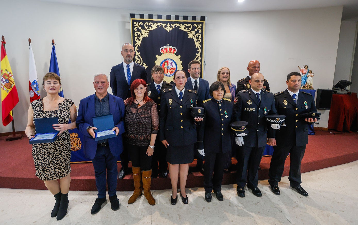 Los condecorados posan junto a las autoridades.