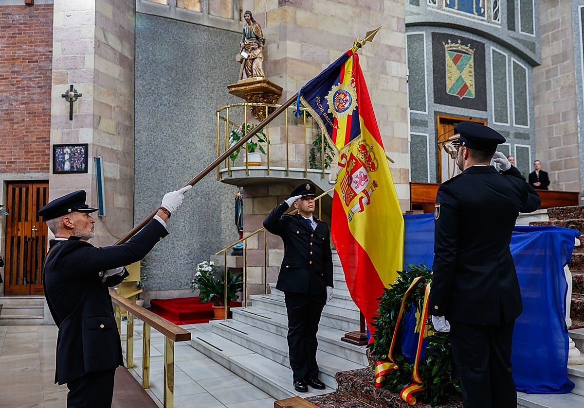 Torrelavega se viste de gala para honrar a la Policía Nacional