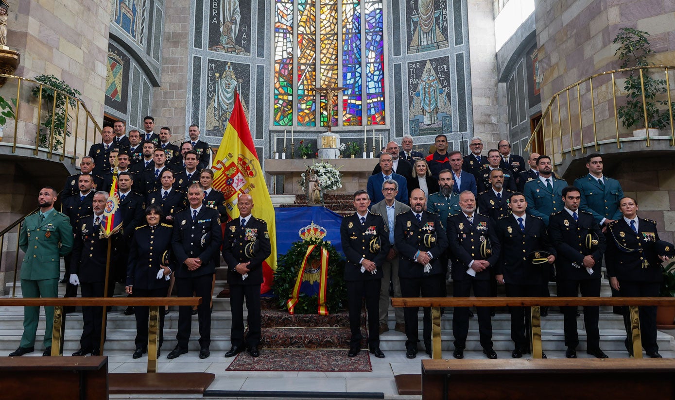 Policías nacionales posan junto a otros miembros de la corporación y de los Cuerpos y Fuerzas de Seguridad del Estado.