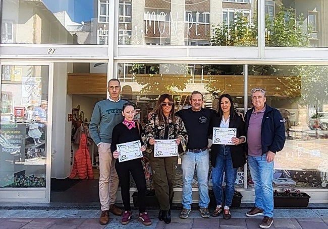 De izquierda a derecha, José María Martínez, concejal de Comercio, Belén Gutiérrez, Carnicería Solar, Marián López, Librería Centro Papelería, Jon Cabo, presidente de ACER, Iurancha González, Mon Petit, y el alcalde, José Luís López.