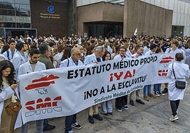 Los médicos se manifiestan este mediodía frente a Valdecilla.
