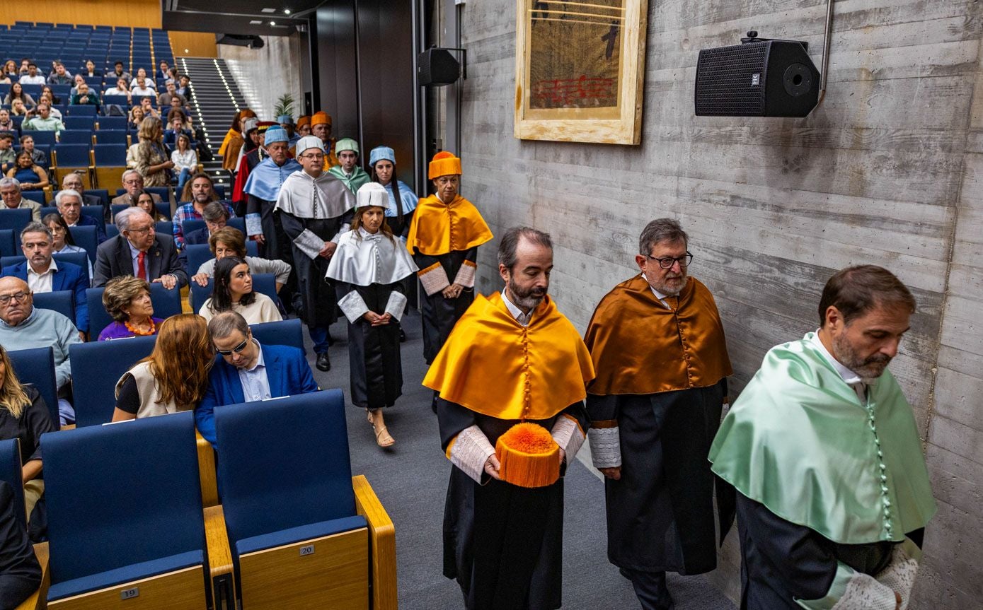 Entrada de los miembros del claustro de la Universidad Europea del Atlántico.