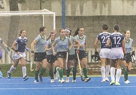 El tenis celebra uno de sus goles en medio del aguacero.