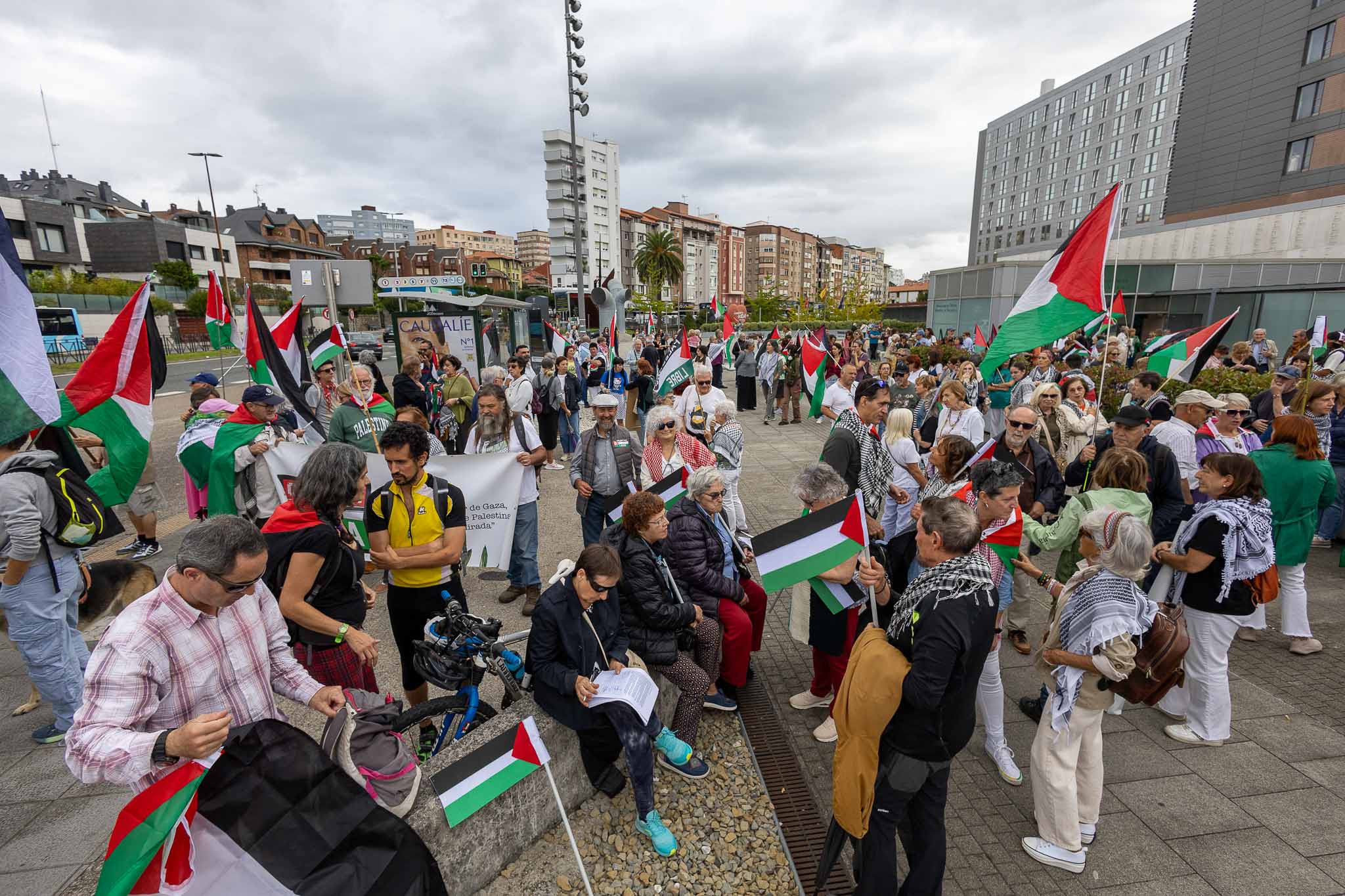 Centenares de personas desafiaron este sábado a la lluvia y realizaron una cadena humana en el Hospital de Valdecilla, en Santander, para denunciar la situación que se vive en la franja de Gaza. 
