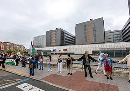 Una cadena humana rodea Valdecilla en apoyo a Palestina