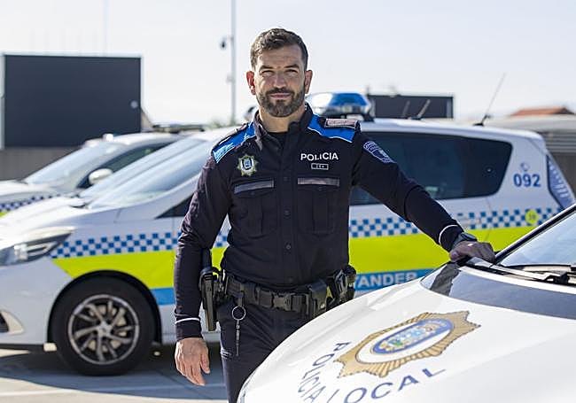 Abraham Roqueñi, junto a un coche patrulla, en Santander.
