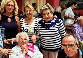 Celi junto a su familia, en la celebración de su 106 cumpleaños.