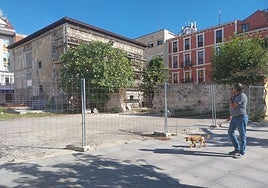 Los andamios vuelven a abrazar el Palacio de Chiloeches de Santoña, sometido a una nueva cirugía.