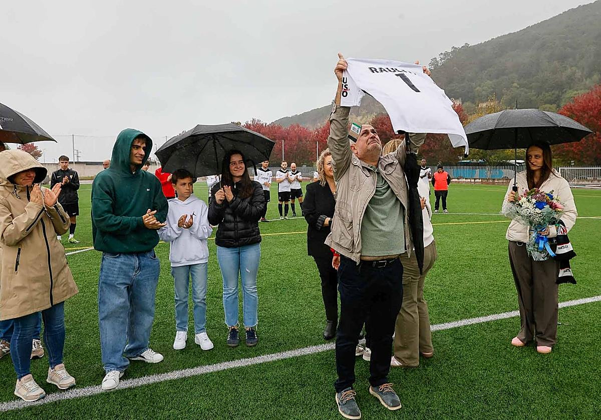 El padre de Raúl Ramírez eleva al cielo una camiseta del Santoña en honor a su hijo.