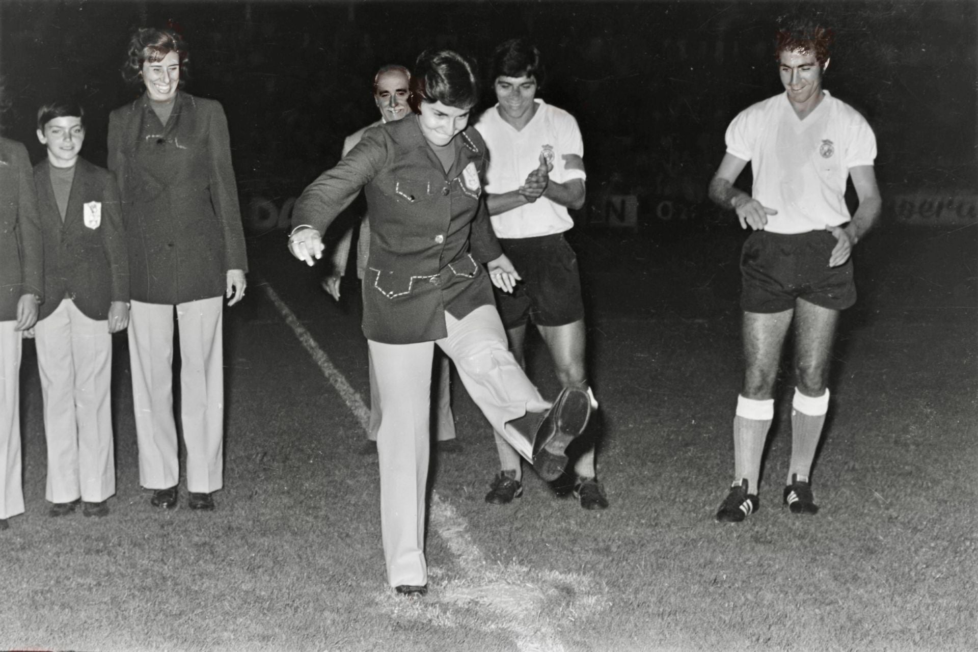 Cionín Villagrá hace el saque de honor junto a Chinchón e Isabelo. dm