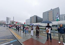 Un grupo de asistentes que formaron parte de la cadena humana que rodeó todo el Hospital de Valdecilla.