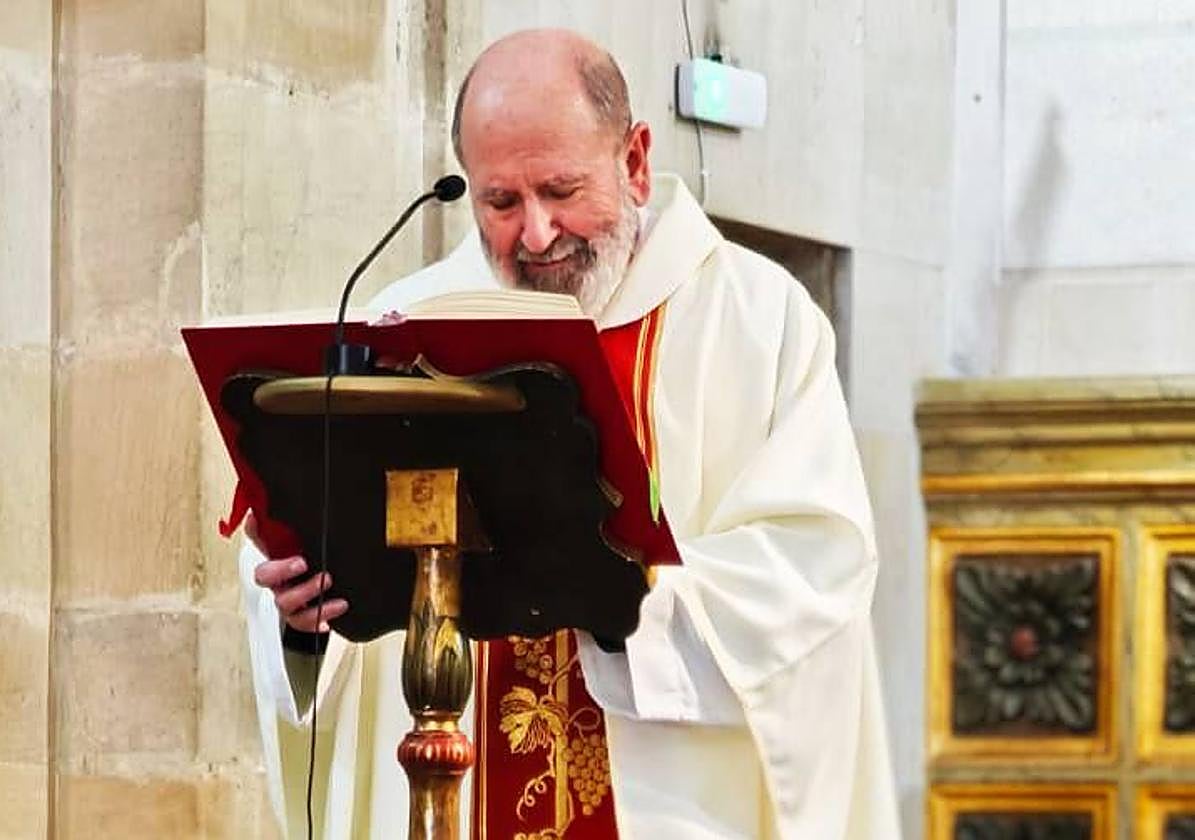 El padre José Antonio Álvarez, durante la ceremonia religiosa.