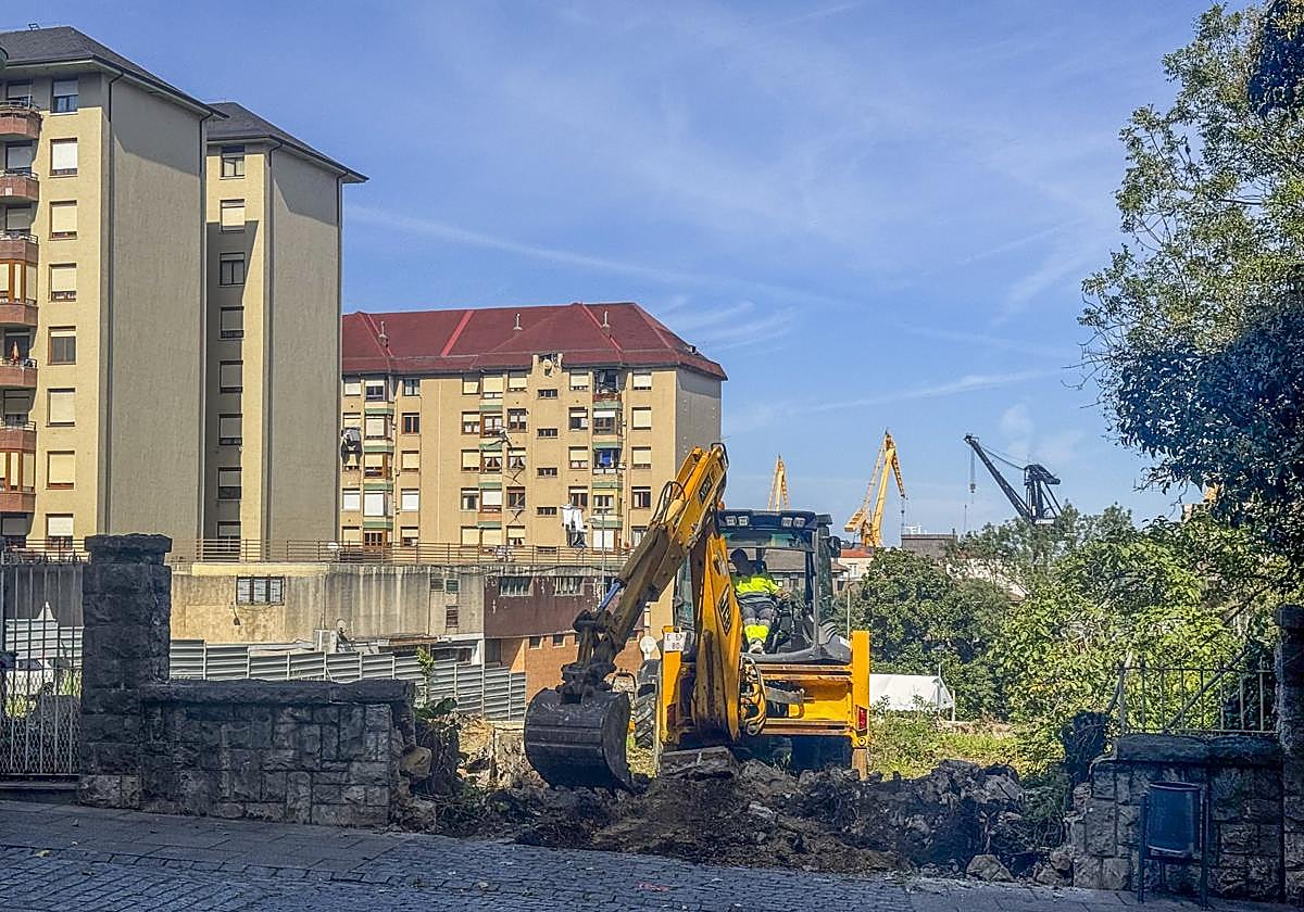 La finca donde se ha iniciado la construcción está entre las calles San José y Sierra Donesteve.