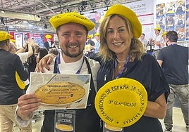 Pedro José Román, jefe de cocina, y Teresa Monteoliva, propietaria de Cañadío Santander, tras recibir el tercer premio del concurso.