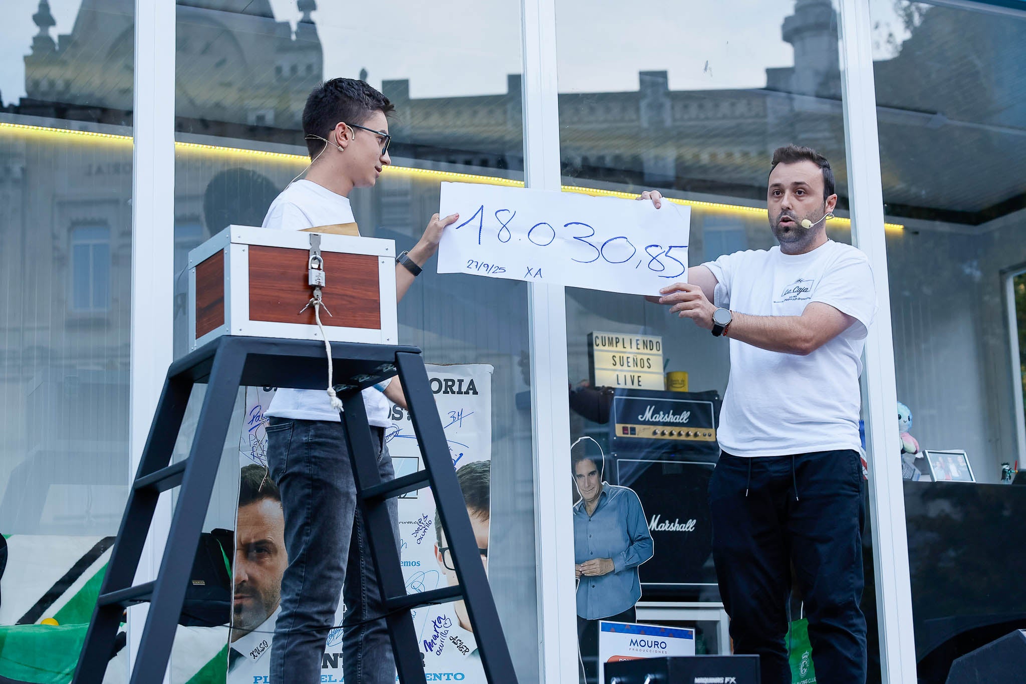 Asier Moon y el Mago Xuso, este domingo, muestran el papel en el que pone la predicción que hicieron sobre la cantidad de dinero que se iba a donar, y que han acertado. 