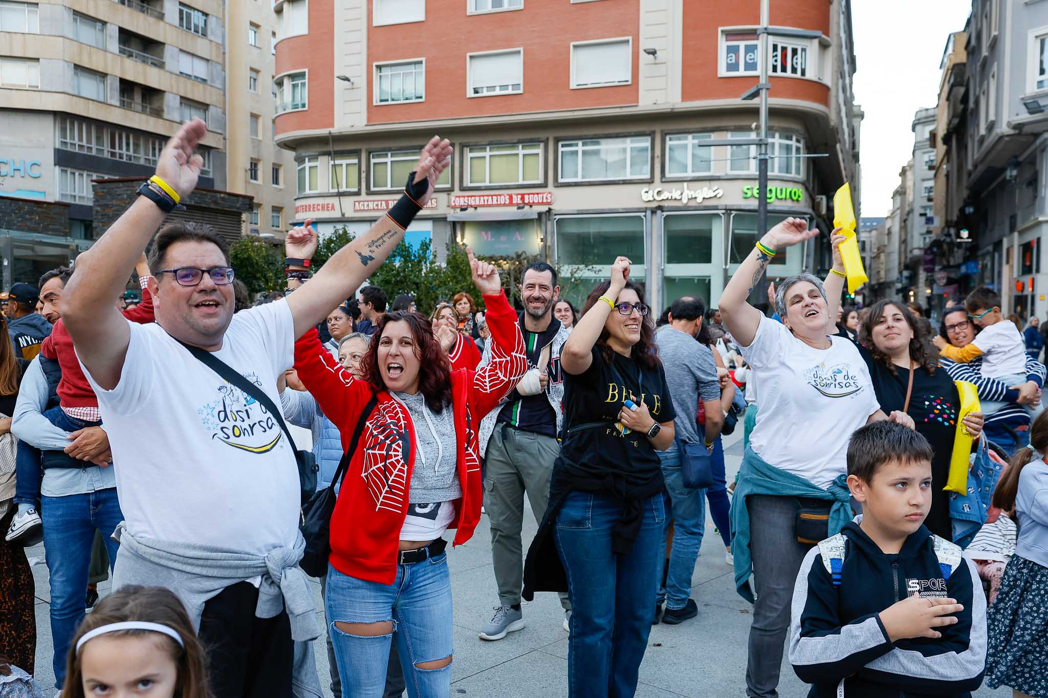La gente disfrutó de la jornada, marcada por la música, la solidaridad y la paella popular. 