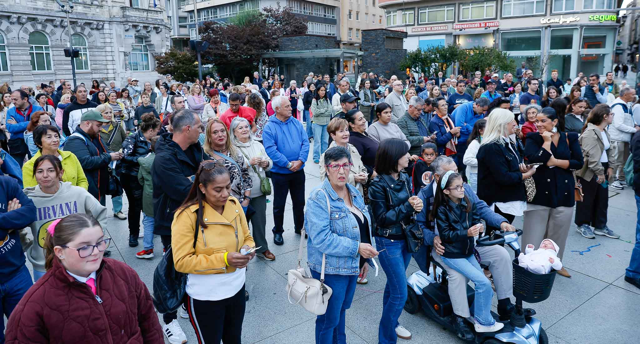 La Plaza del Ayuntamiento de Santander, llena de gente, que espera a que se celebre el sorteo de una moto eléctrica. 