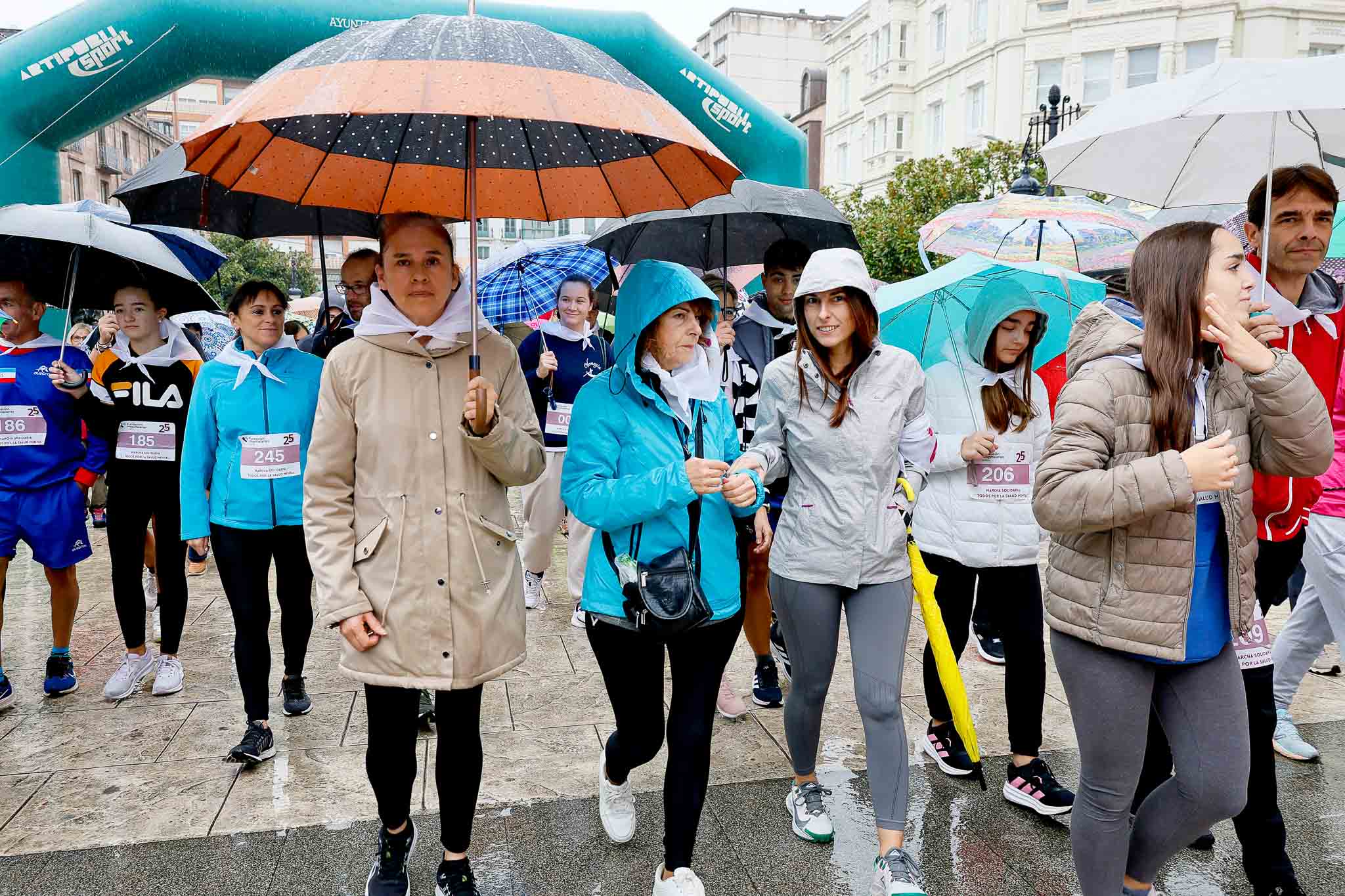 La lluvia no frenó a los participantes, que realizaron un recorrido de cinco kilómetros. 