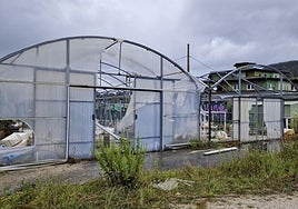 Las instalaciones de la extinta piscifactoría de Sonríonansa, en Pesués, están completamente abandonadas. Materiales destrozados y por los suelos.