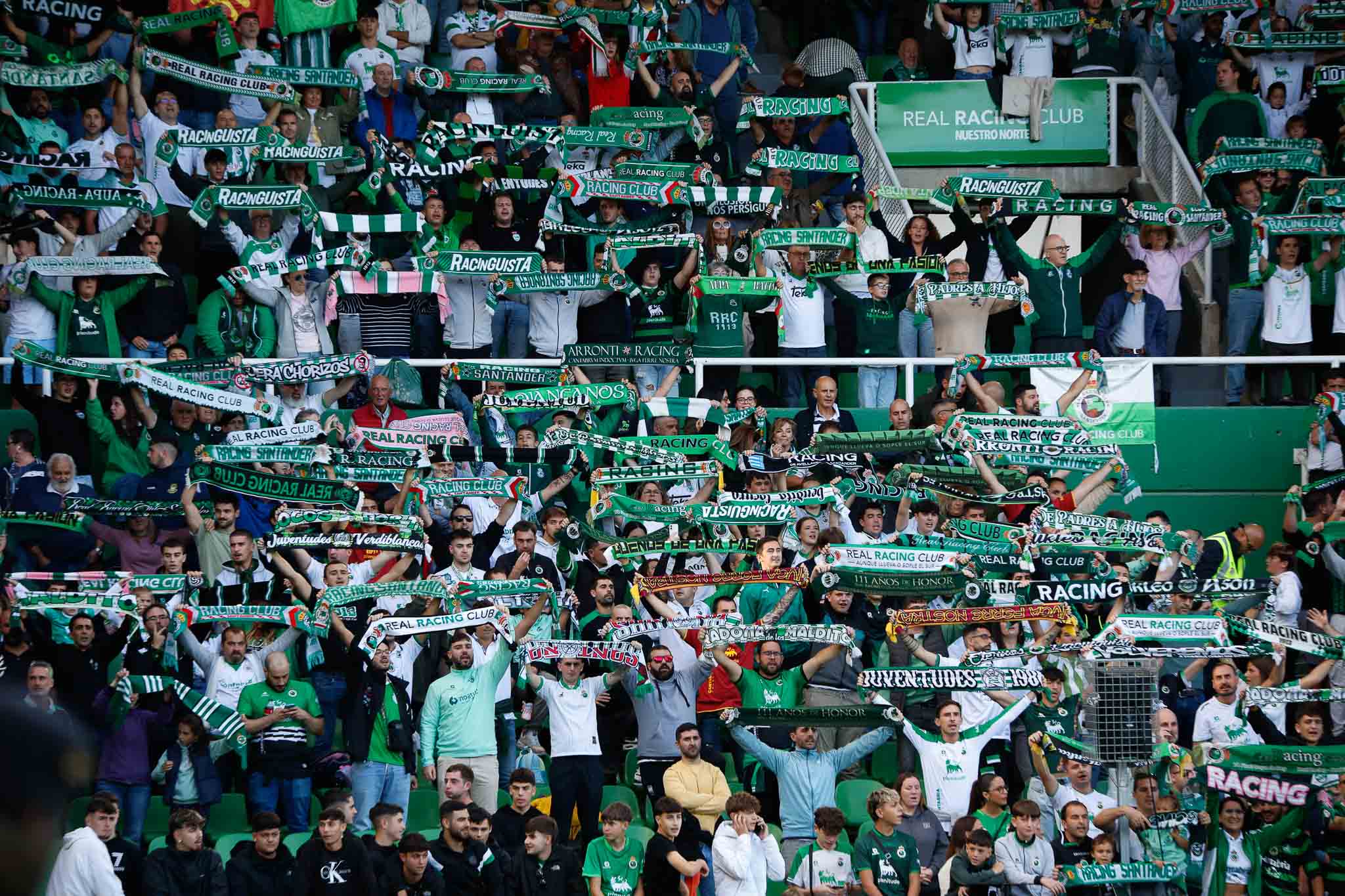 Los aficionados cantan la Fuente de Cacho antes del encuentro