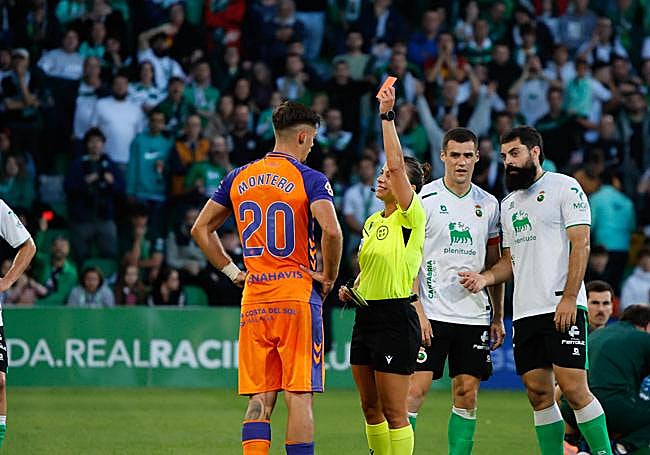 La colegiada le enseña la tarjeta roja a Javi Montero.