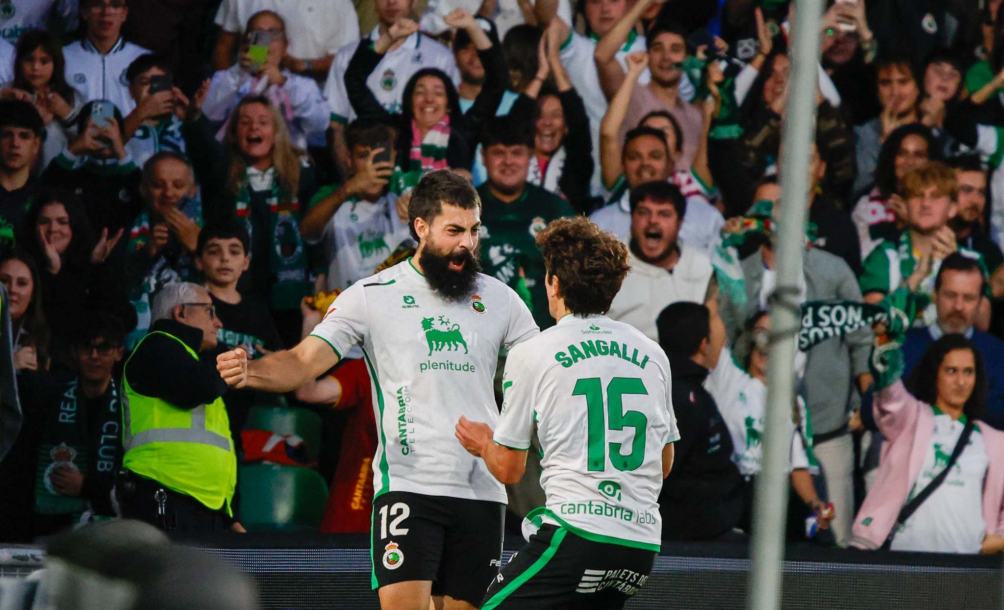 Villalibre celebra su gol con Sangalli