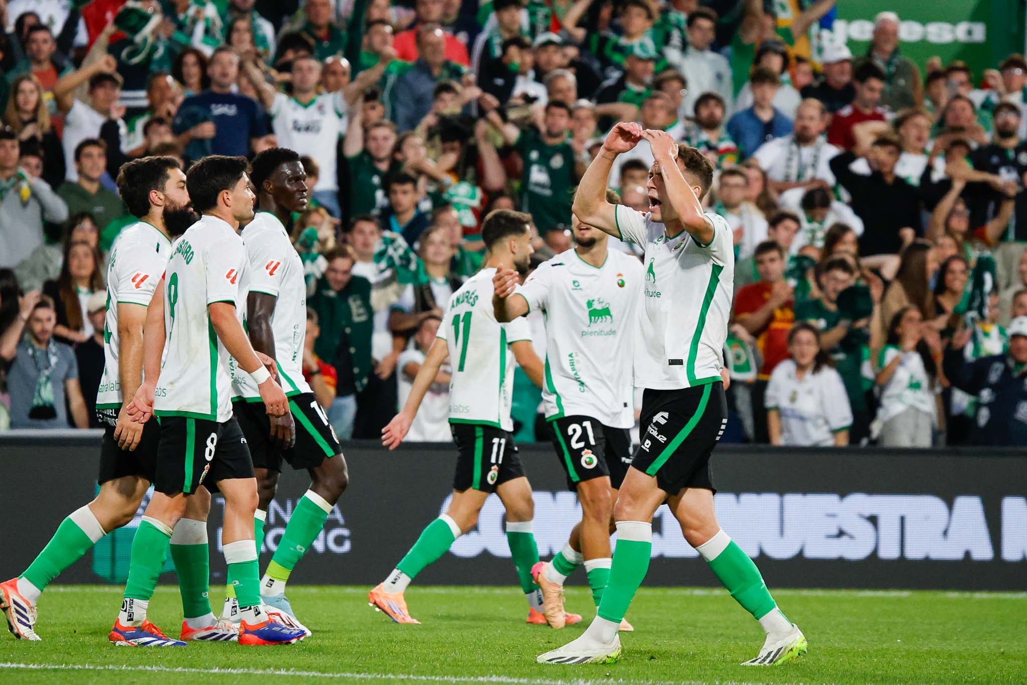 Íñigo Vicente arenga a la grada