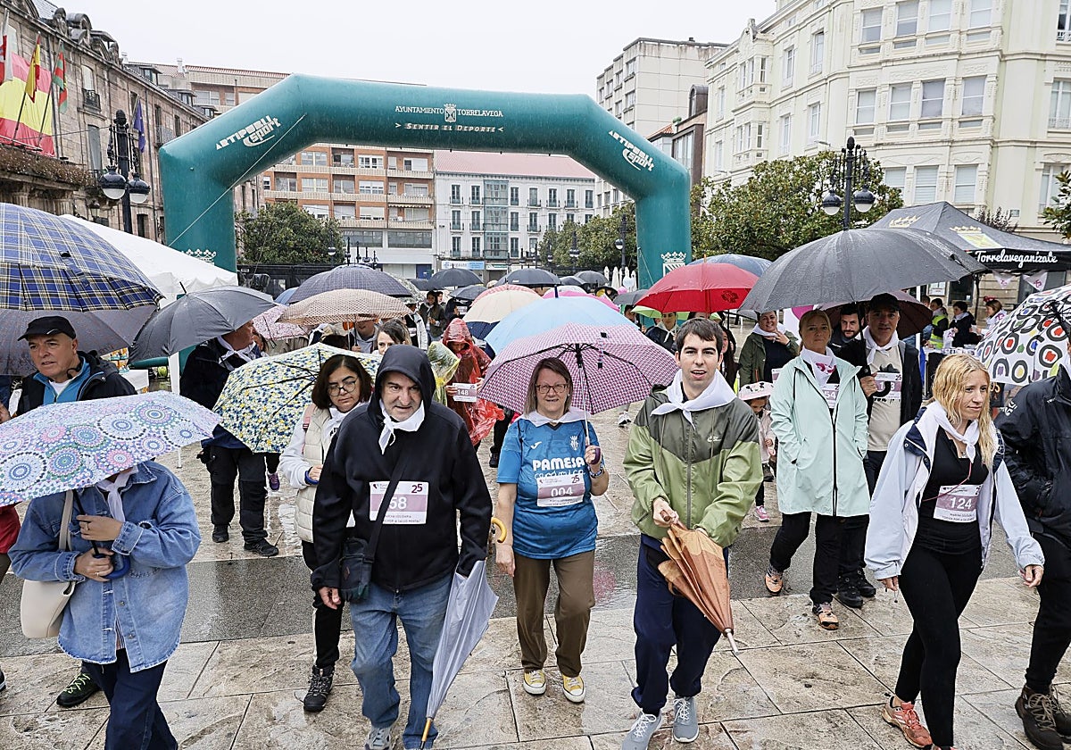 Participantes inician la marcha no competitiva, este domingo, en el Bulevar Demetrio Herrero de Torrelavega.