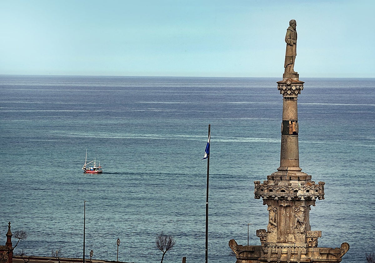 La estatua enmarcada en el mar Cantábrico sobre la villa comillana.