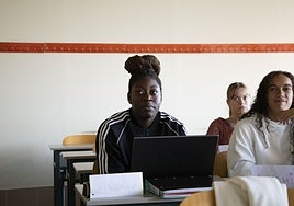 Andrea Tankeu, en una clase del grado de Administración y Dirección de Empresas que cursa en el campus cántabro.