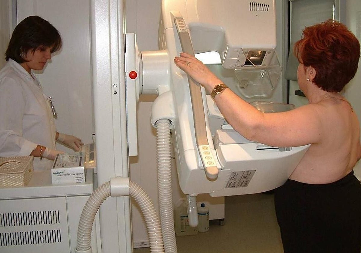 Una mujer se coloca en el mamógrafo para realizarse la prueba.