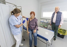 El matrimonio formado por María Ángeles Torre y Francisco Alonso han sido de los primeros en vacunarse en el centro de salud de Bezana.