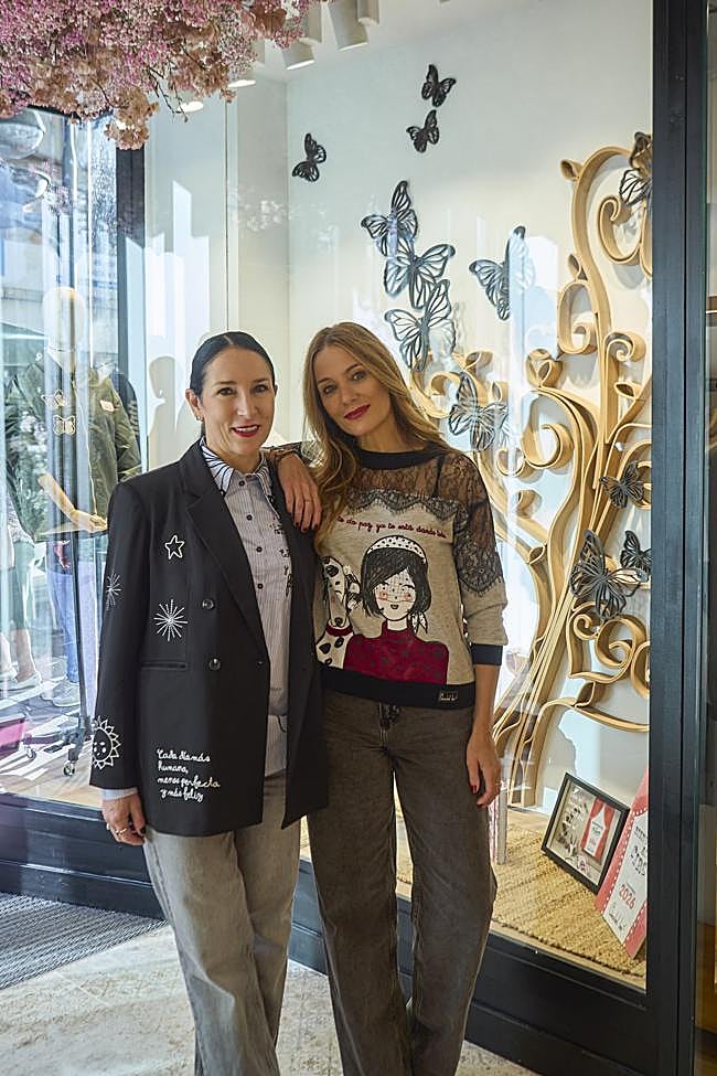 Las hermanas Ortiz en la puerta de su quinta tienda, que abre de lunes asábado de 10.00h a 20.30h.