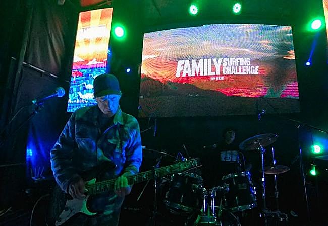 Tom Curren, guitarra en mano, en el concierto junto a sus hijos.