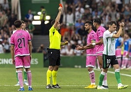 Damaso Arcediano le enseña la cartulina roja a Alberto, del Castellón.
